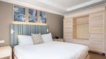 Een slaapkamer met een bed, nachtkastjes, een kledingkast en kunst aan de muur.