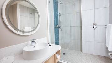 Douche à « effet pluie », sèche-cheveux, serviettes fournies, savon