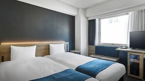A hotel room with two beds, a desk, a TV, and a window. - Daiwa Roynet Hotel Tokyo Akabane (Tokyo)