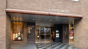 The entrance to the UR-EAST HOTEL METS with a checkered floor pattern and a large glass door. - JR East Hotel Mets Akabane (Tokyo)