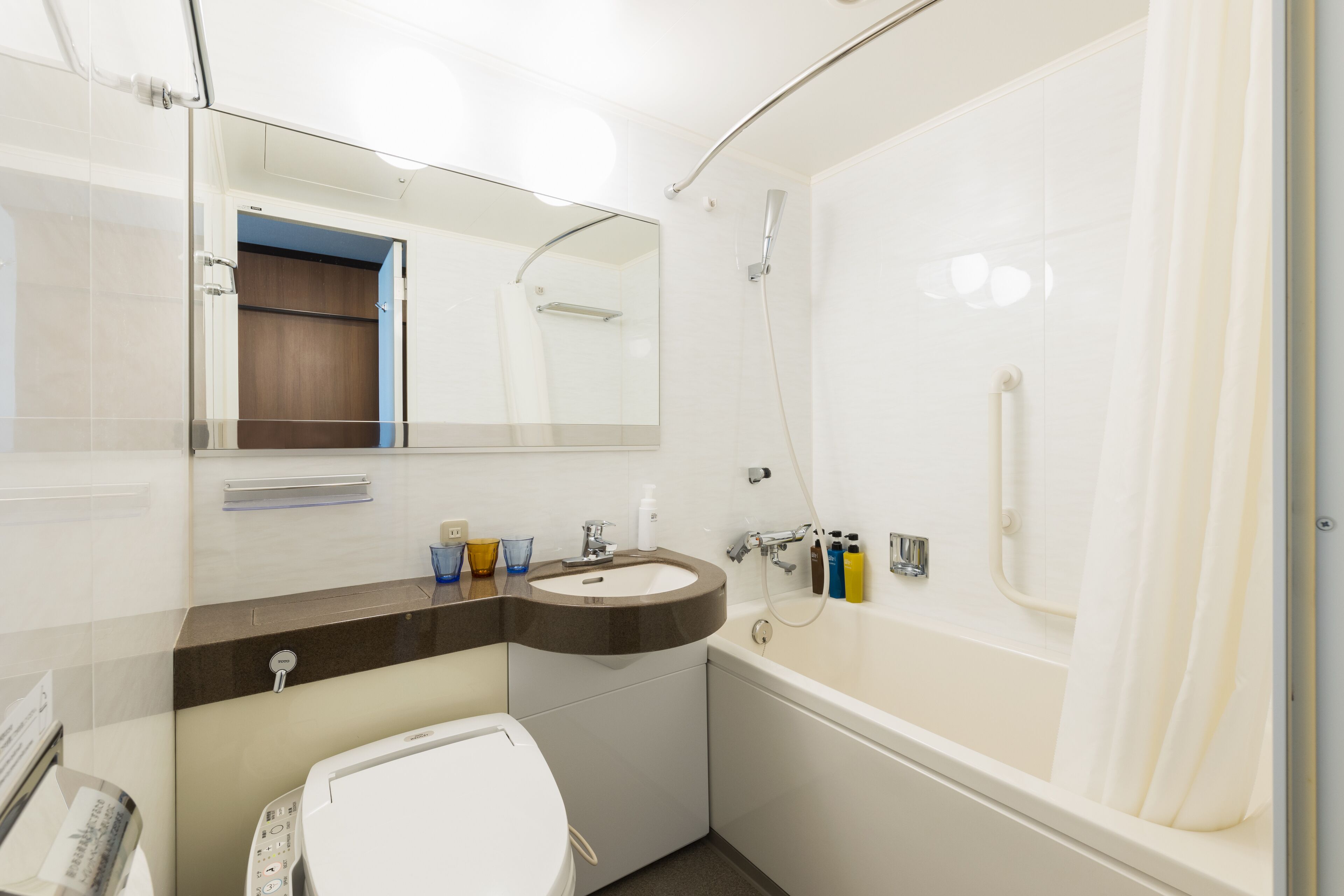 combined shower/bathtub, deep-soaking bathtub, hair dryer, slippers