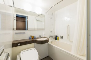 Combined shower/tub, deep soaking tub, hair dryer, slippers - JR East Hotel Mets Akabane (Tokyo)