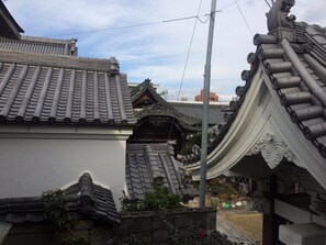 Traditionell japansk arkitektur med böjda tak belagda med tegelpannor och utsmyckade detaljer.