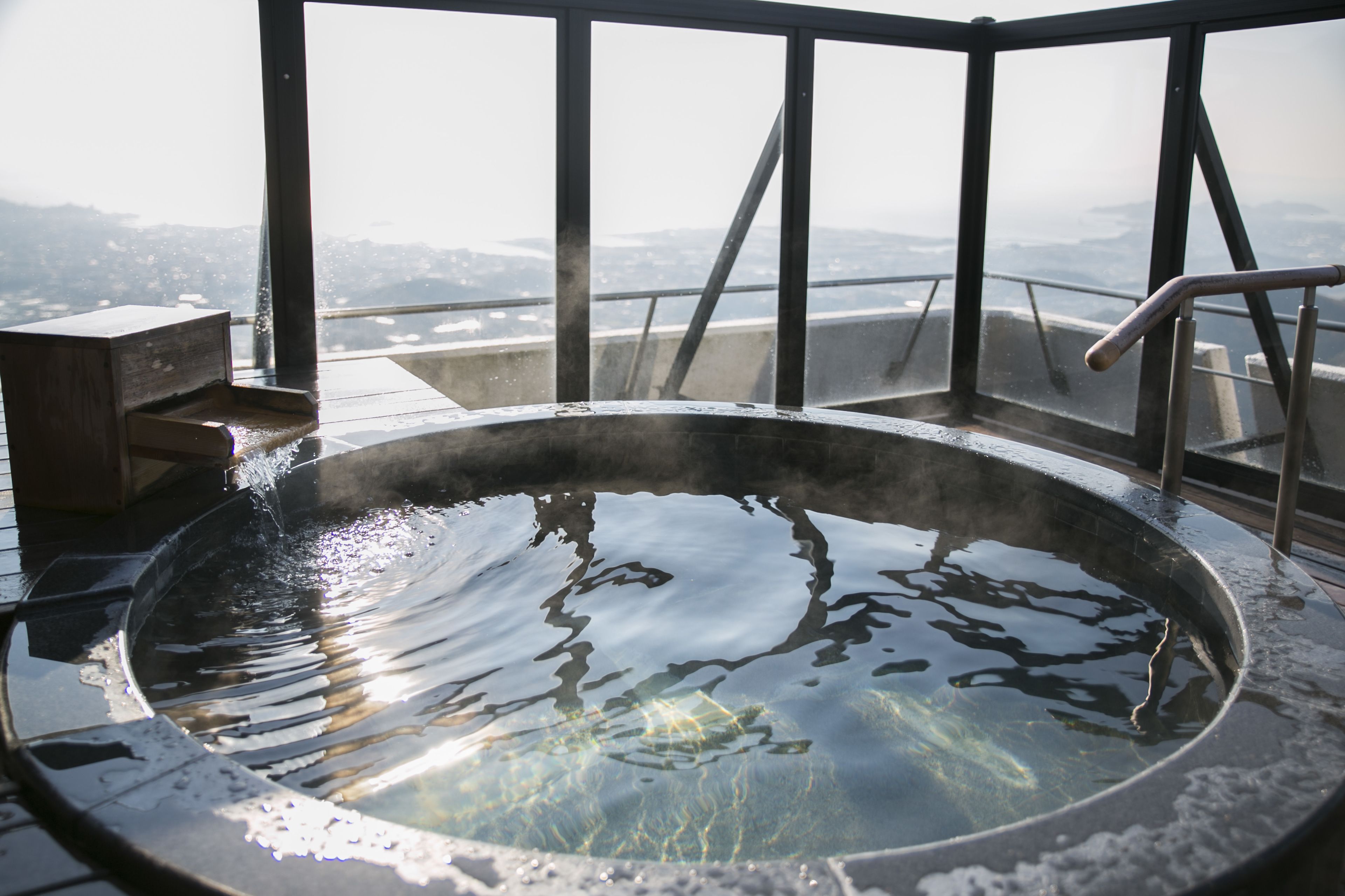 Un jacuzzi con una vista panorámica de la ciudad.