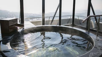 Un jacuzzi con una vista panorámica de la ciudad.