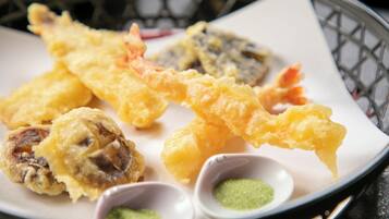Un plateau de beignets japonais (tempura) accompagnés de sauces pour tremper.