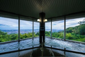 Artículos de tocador gratuitos, secador de pelo, pantuflas