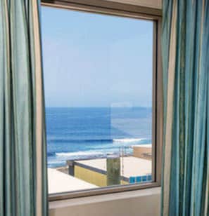 Habitación doble, vista al océano | Escritorio, cortinas blackout y tabla de planchar con plancha