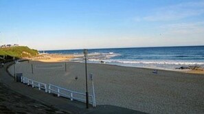 Playa en los alrededores y playa de arena blanca