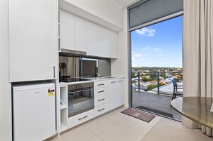 Studio Accessible | Private kitchen | Microwave, coffee/tea maker, toaster, cookware/dishes/utensils