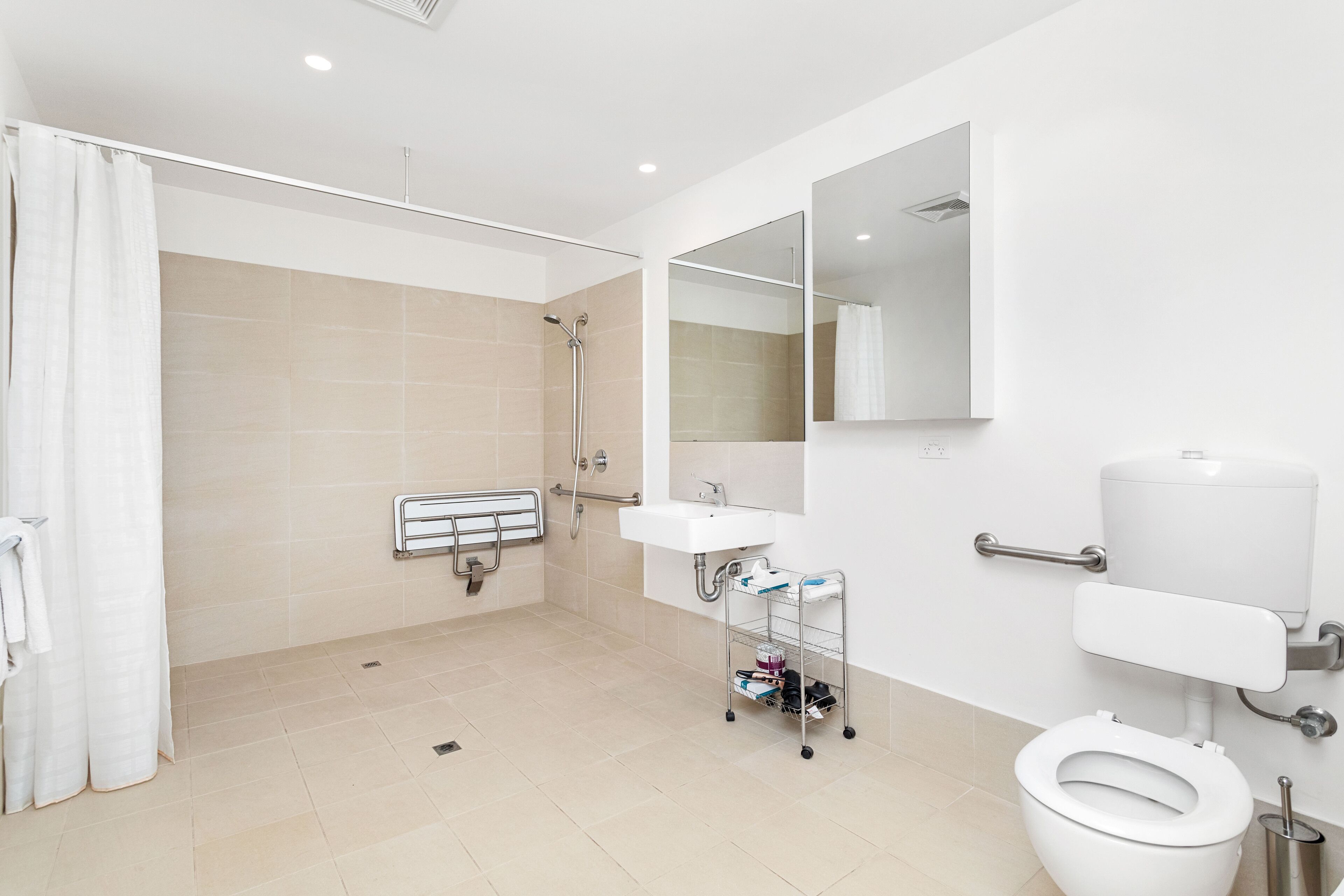 studio accessible | bathroom | shower, free toiletries, towels