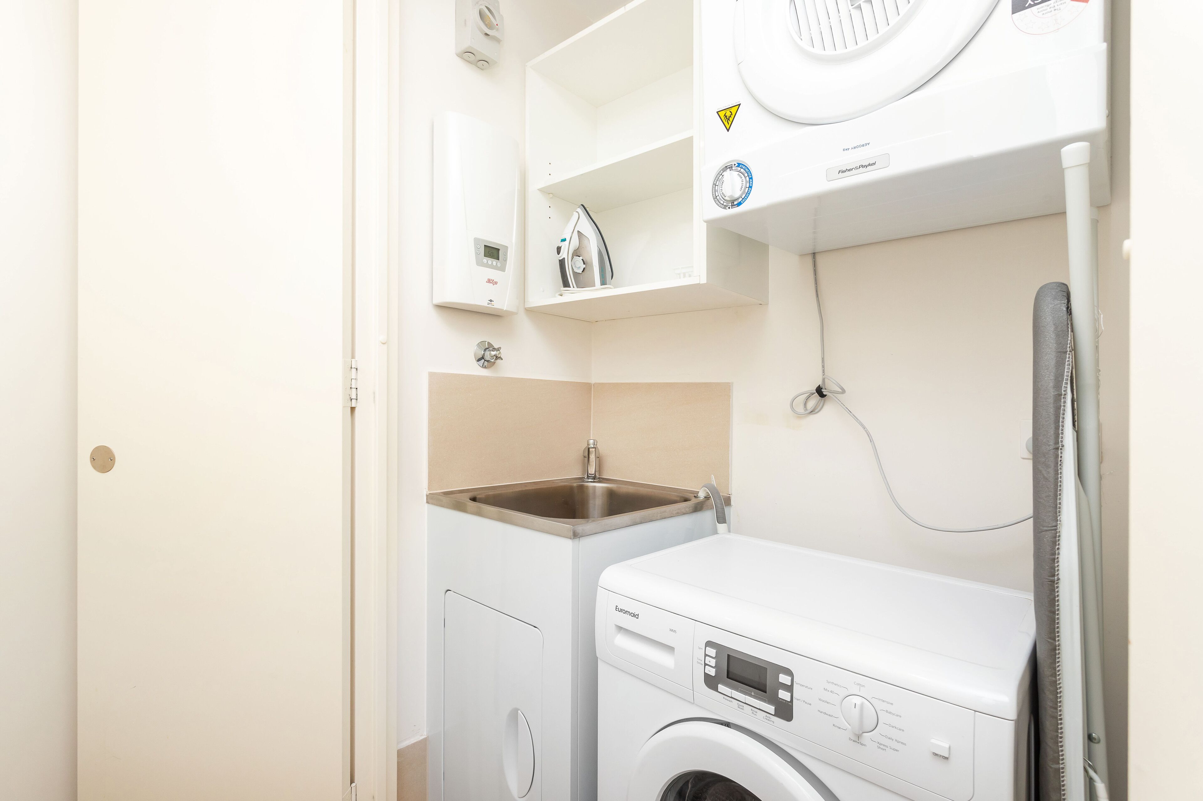 2 bedroom apartment | laundry