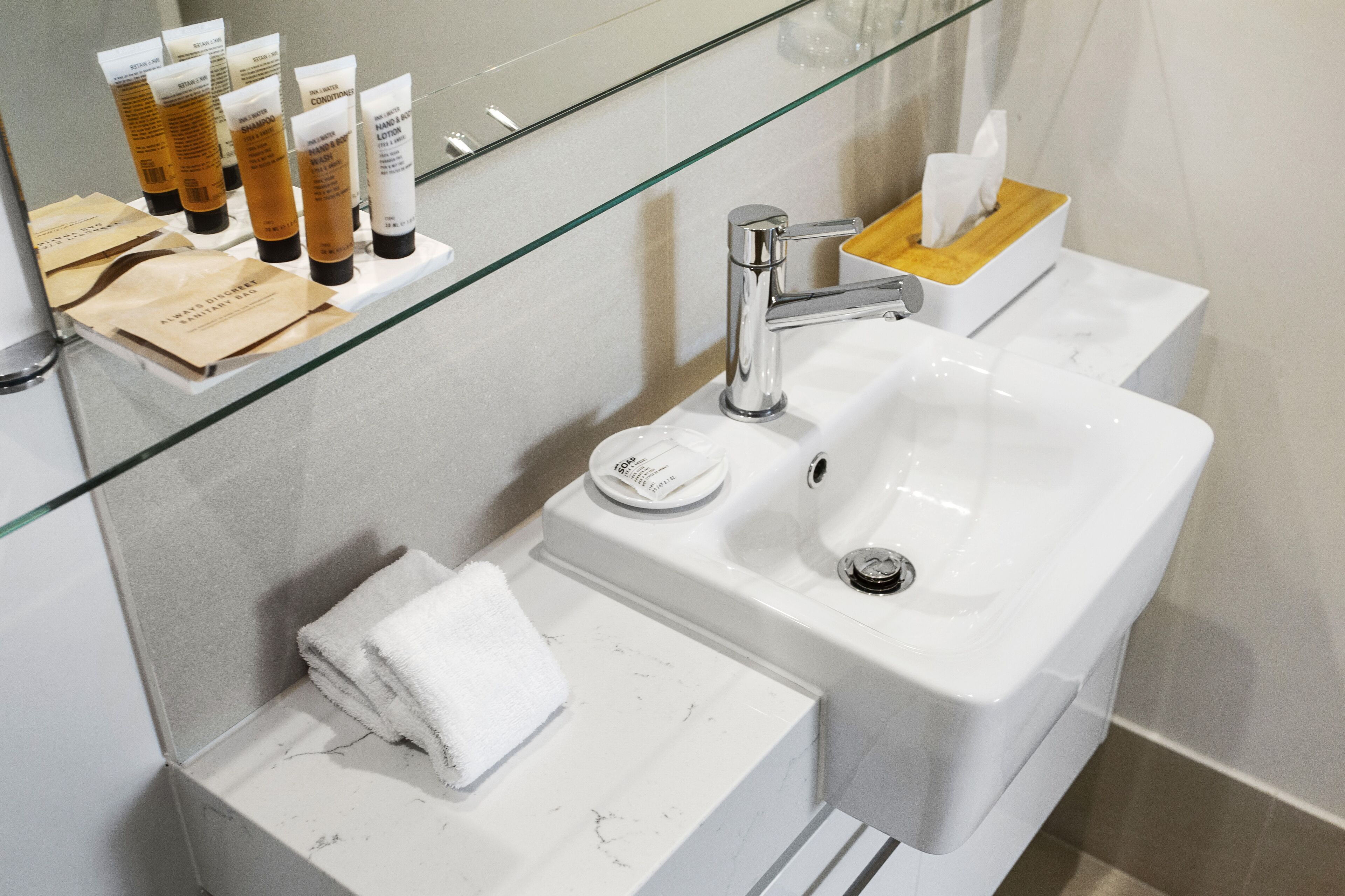 1 bedroom deluxe apartment | bathroom | shower, free toiletries, towels