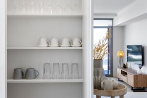 1 Bedroom Deluxe Apartment | Private kitchen | Microwave, coffee/tea maker, toaster, cookware/dishes/utensils