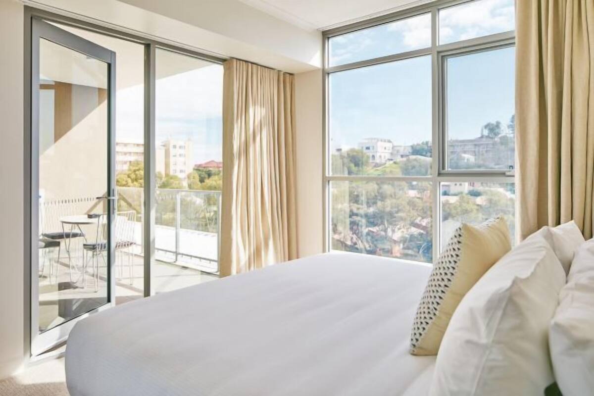 Premium bedding, soundproofing, iron/ironing board, free WiFi