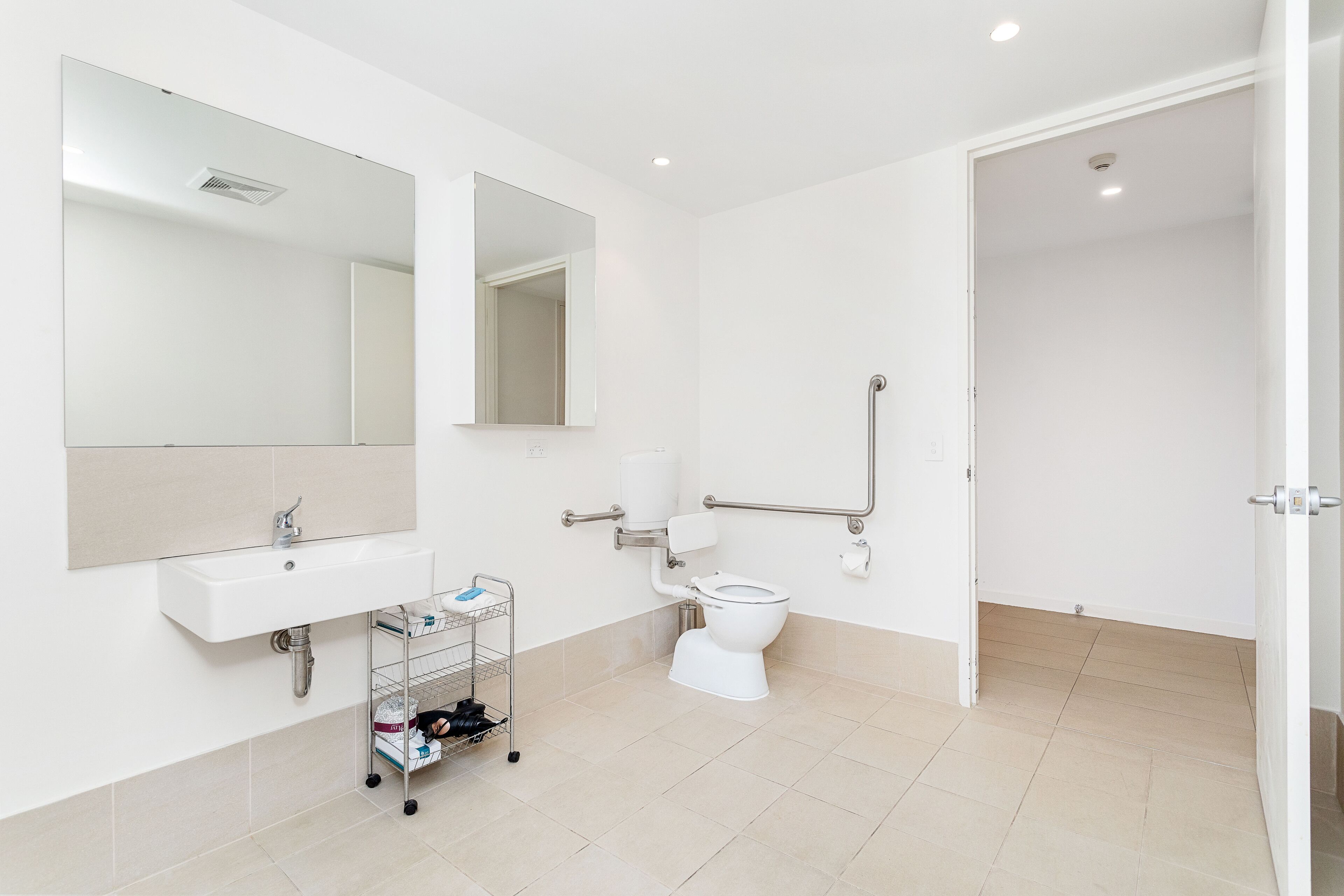 studio accessible | bathroom | shower, free toiletries, towels