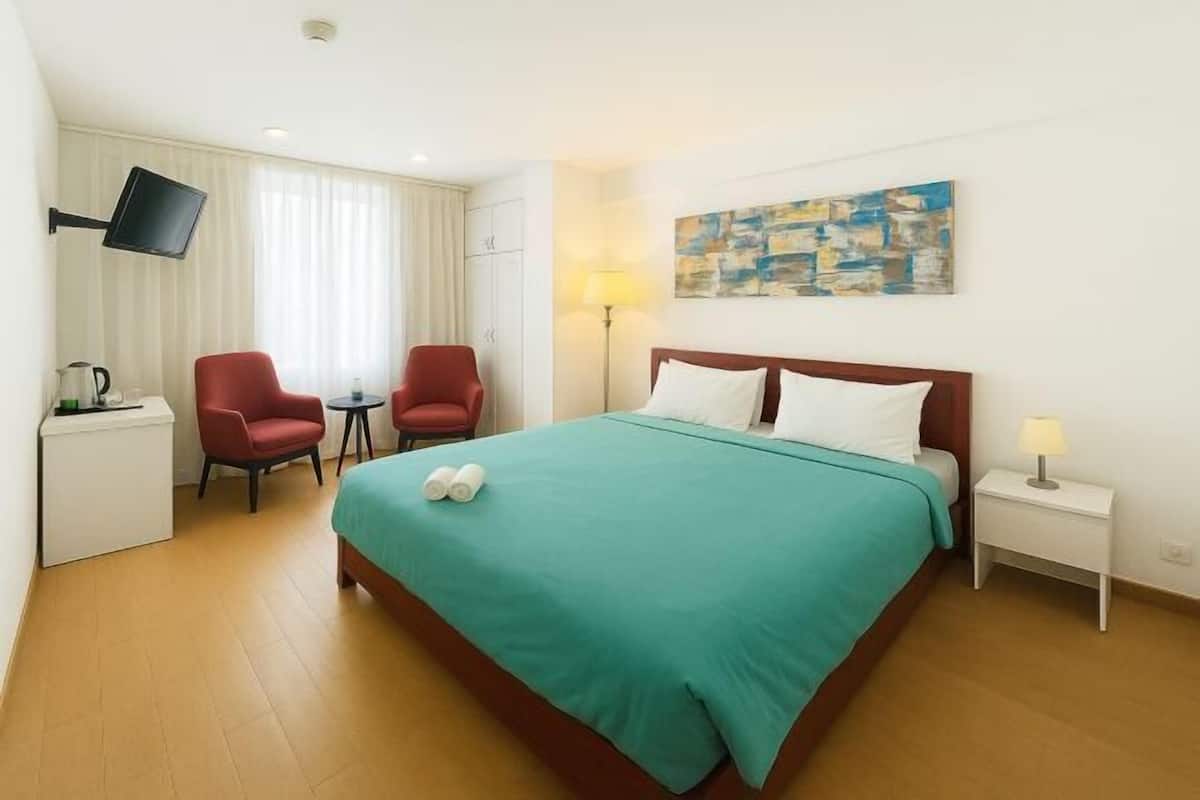 Minibar, in-room safe, rollaway beds, free WiFi