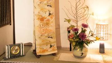 Caja de seguridad en la habitación y decoración personalizada