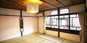 Habitación tradicional, para no fumadores (Sakura, 2nd Floor) | Caja de seguridad en la habitación y decoración personalizada
