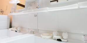 Vòi sen/bồn tắm kết hợp, đồ dùng nhà tắm miễn phí, máy sấy tóc 