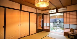 In-room safe, individually decorated, free WiFi, bed sheets - Guesthouse Hana Nishijin (Kyoto)