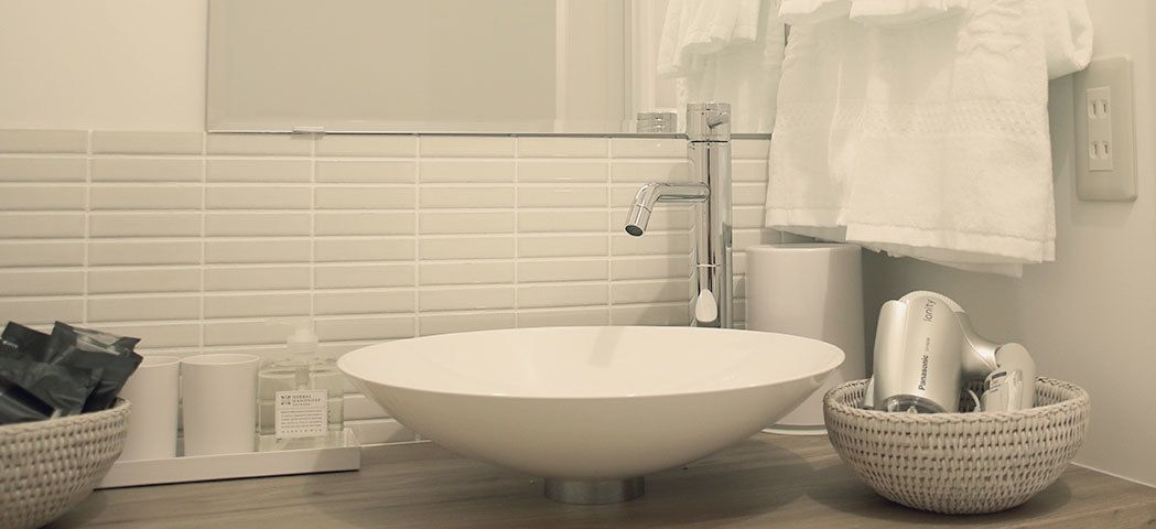 standard twin room | bathroom | shower, free toiletries, hair dryer, bathrobes