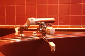 Separate tub and shower, slippers, bidet - Hotel MUSE Osaka - Adults Only (Osaka)