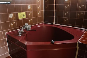 Baignoire et douche séparées, pantoufles, bidet