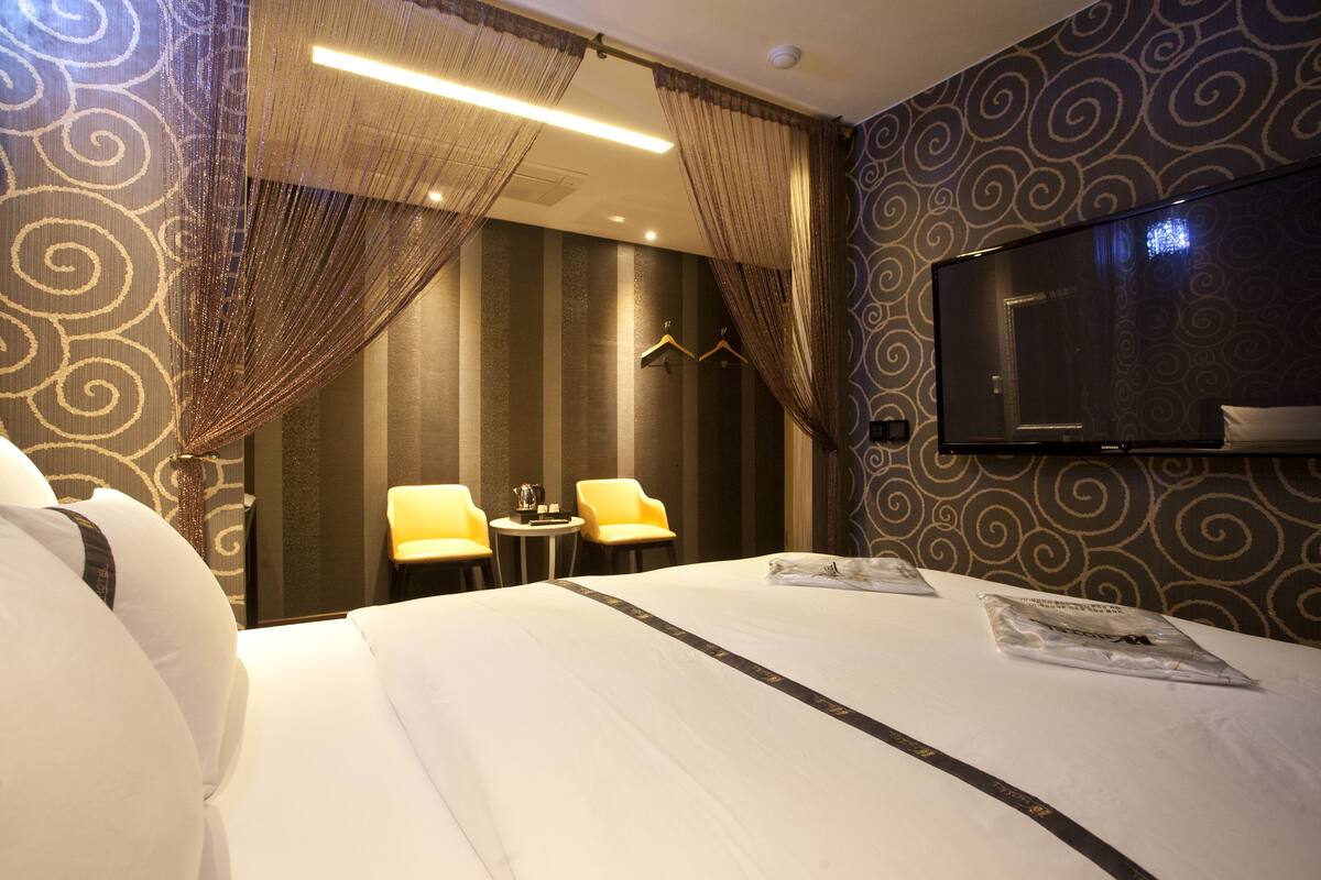Habitación doble superior | Ropa de cama de alta calidad, escritorio y wifi gratis