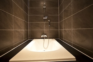 Deep-soaking bathtub