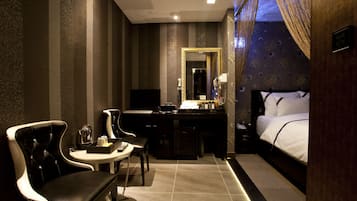 Premium bedding, desk, free WiFi