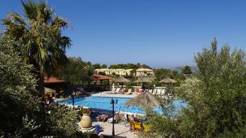 Piscine extérieure (ouverte en saison)