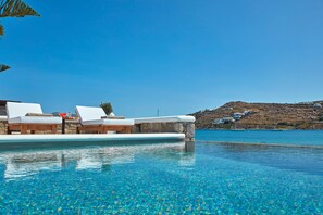 Outdoor pool, pool umbrellas, sun loungers - Mykonos Waves Beach House & Suites (Mykonos)