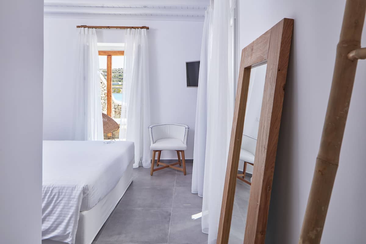 Premium bedding, minibar, in-room safe, soundproofing
