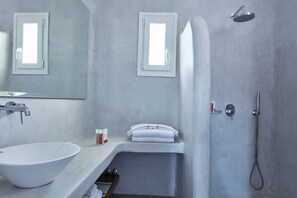 Bruser, gratis toiletartikler, hårtørrer, badekåber