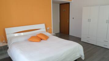 Desk, free cots/infant beds, free WiFi