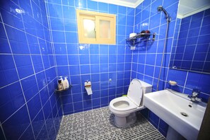 Shower, free toiletries, towels - Homini Guesthouse - Hostel (Seoul)