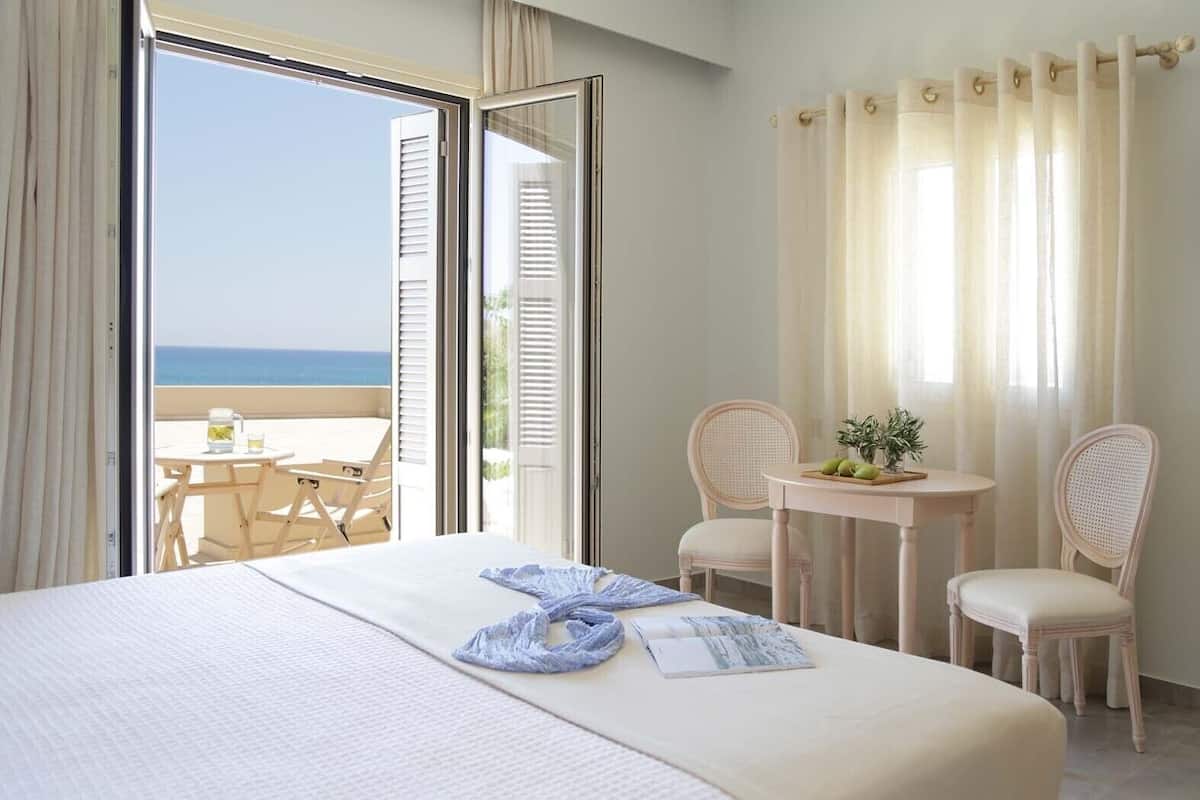 Habitación doble, vista al mar | Caja de seguridad en la habitación, wifi gratis y ropa de cama