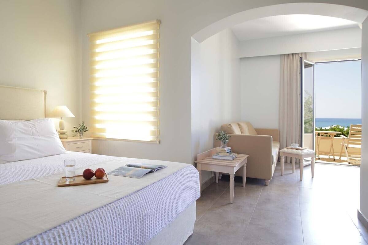 Junior Suite, Sea View | 客房內保險箱、免費無線上網、床單