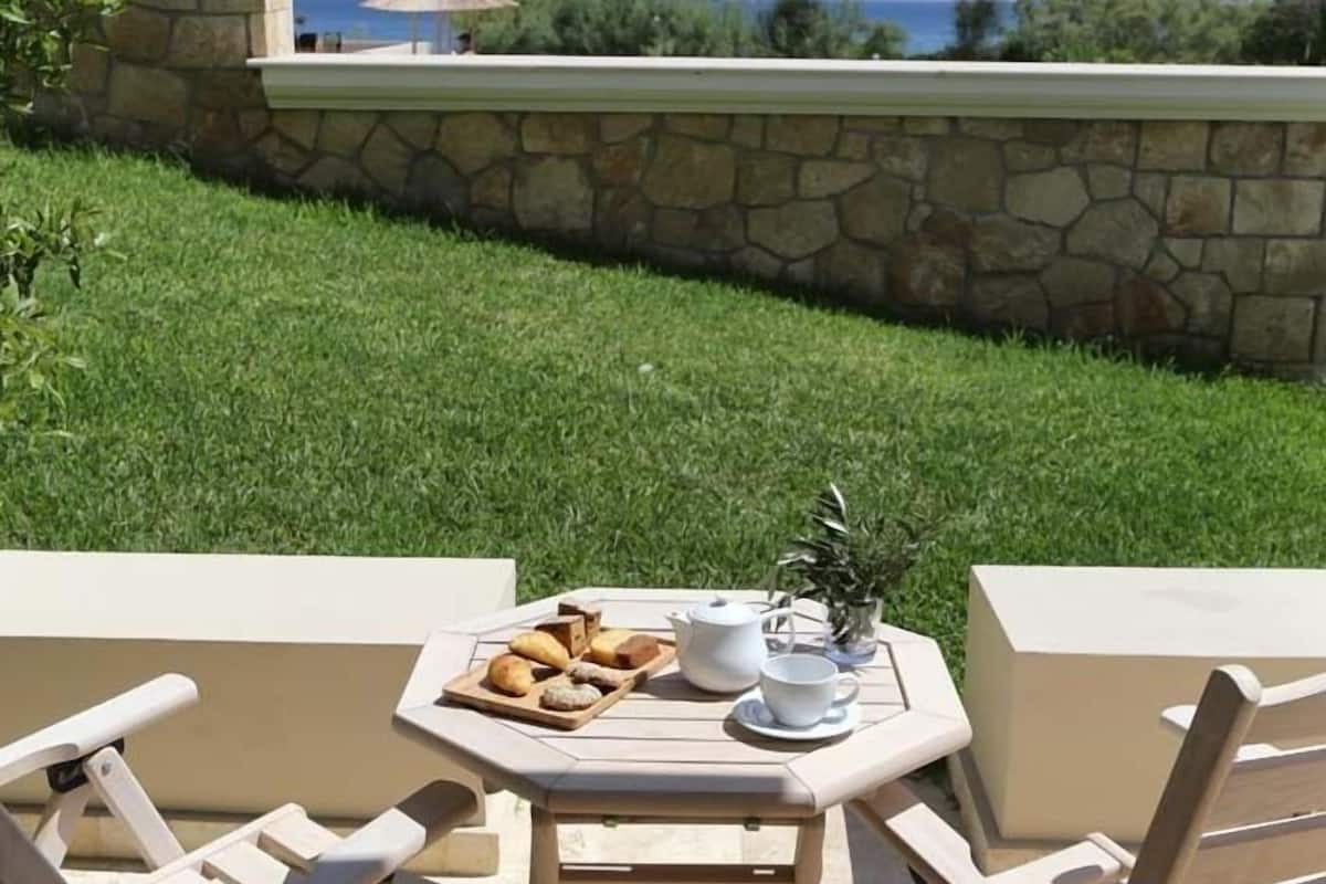 Habitación doble, vista parcial al mar | Terraza o patio