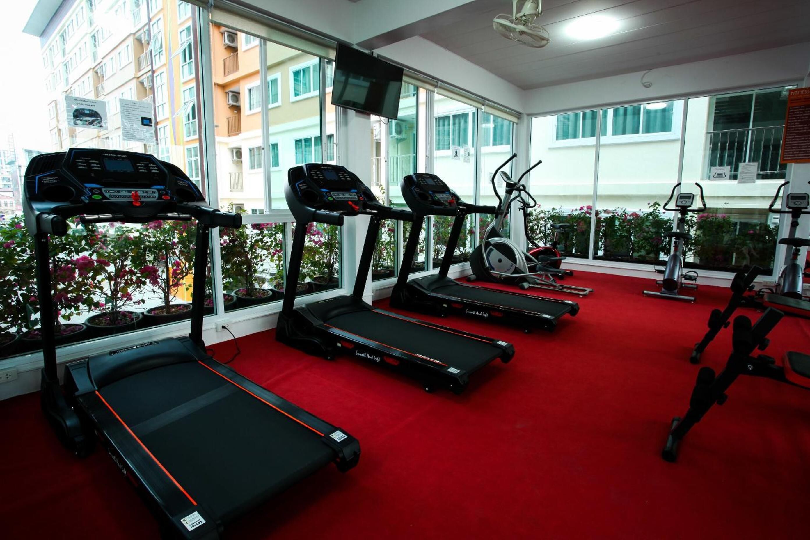 Ett gym med löpband, motionscyklar och annan träningsutrustning.