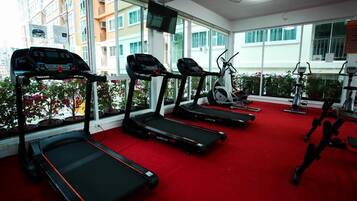 Ett gym med löpband, motionscyklar och annan träningsutrustning.