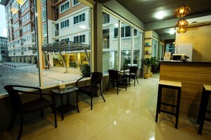 Petit déjeuner et déjeuner servis sur place, spécialités Cuisine thaï