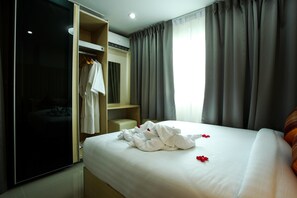 In-room safe, desk, blackout drapes, free WiFi - Patt Serviced Apartments (Chonburi)