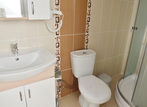 Shower, free toiletries, hair dryer, slippers - Club Scala Nuova (Kusadasi)