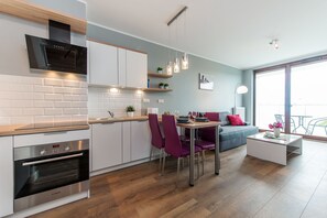 Departamento, 1 habitación (at 12b Ordona) | Cocina privada | Refrigerador y utensilios de cocina 