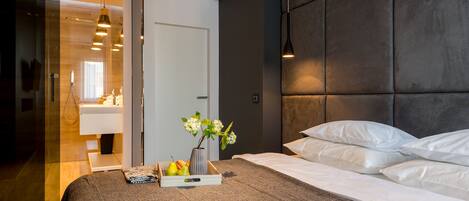 Iron/ironing board, rollaway beds, free WiFi