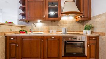 Appartement (6 Adults - at 6 Grodkowska Street) | Cuisine privée | Réfrigérateur, batterie de cuisine, vaisselle et ustensiles