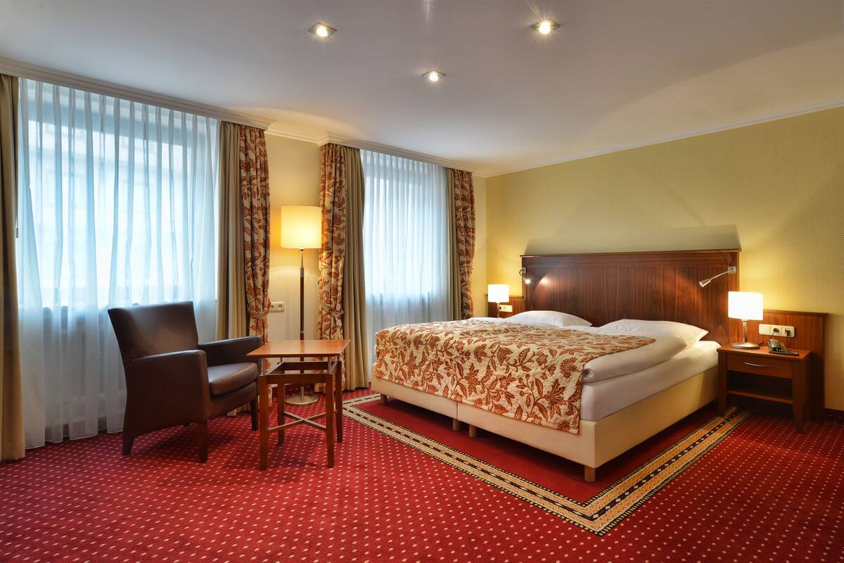 Chambre Double Confort, vue cour intérieure (no air condition)