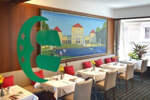 Tägliches Frühstücksbuffet (16.5 EUR pro Person)